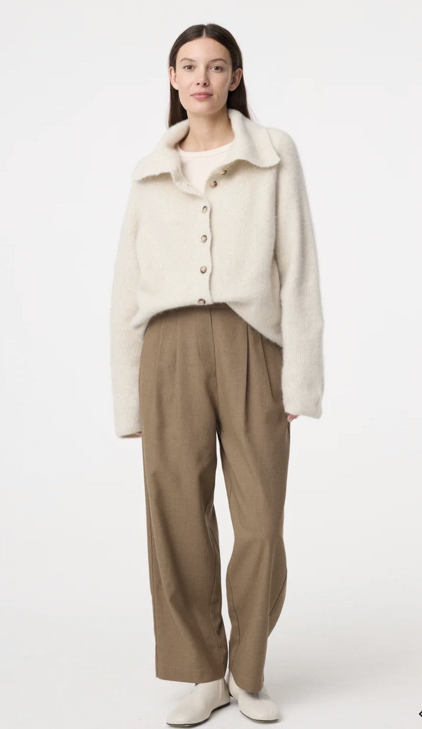 KNITTED MILO VEST - GREIGE