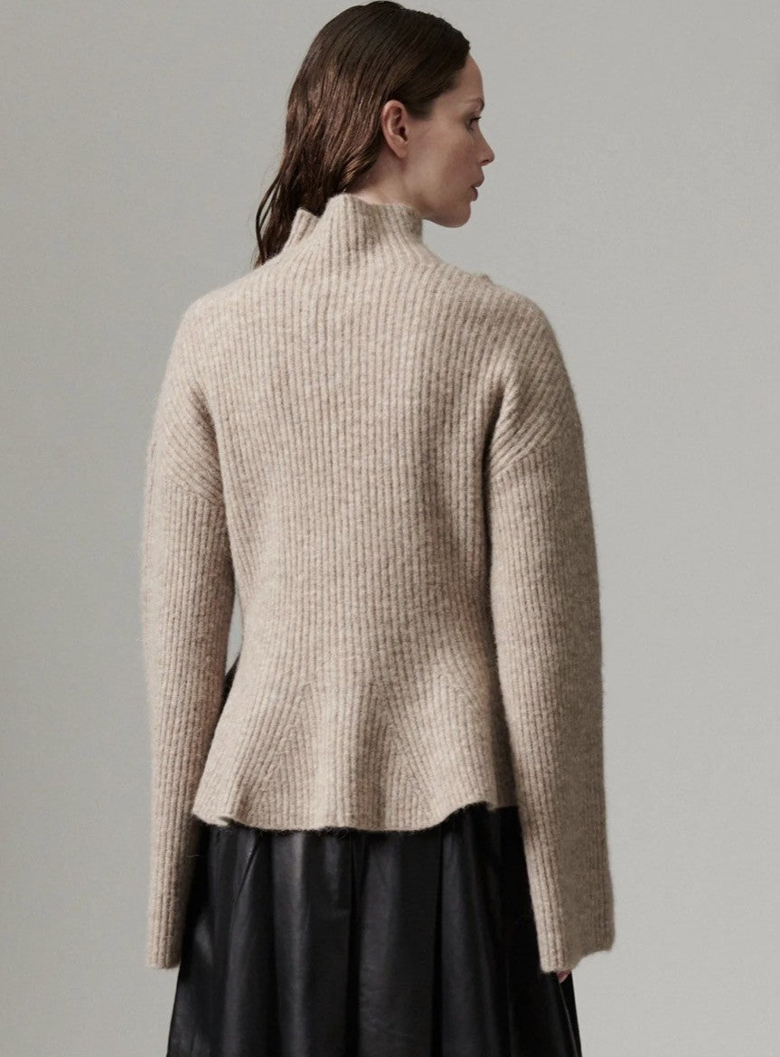 DAY PEPLUMA PULLOVER -COZY DAY'S- ROASTED CASHEW