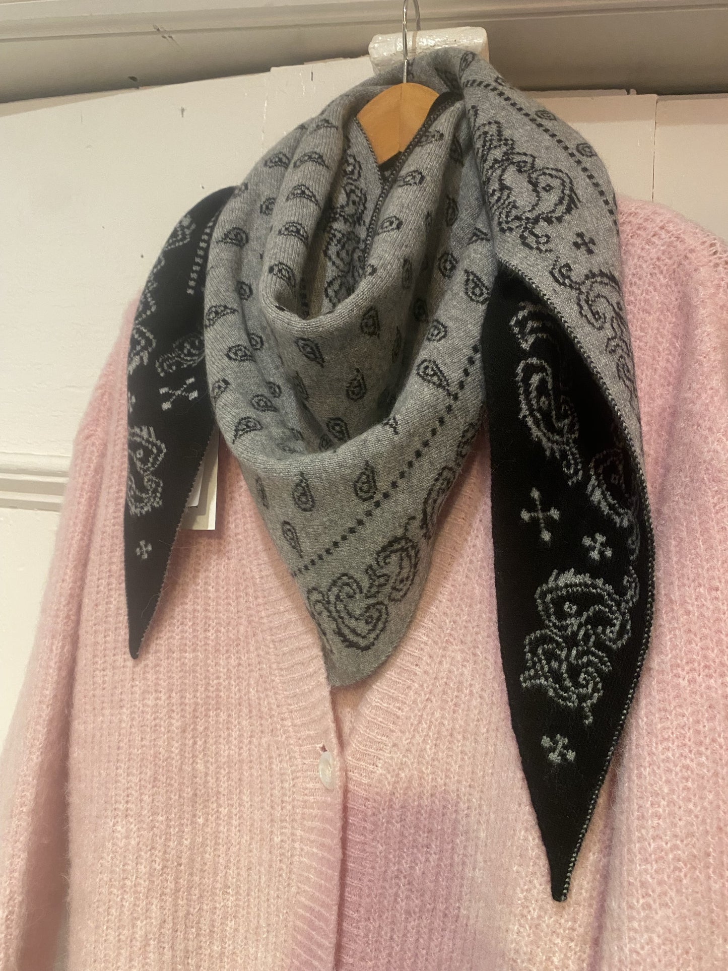 GUEST IN RESIDENCE - SCARF - THE WILD RAG - BLACK HEATHER GREY
